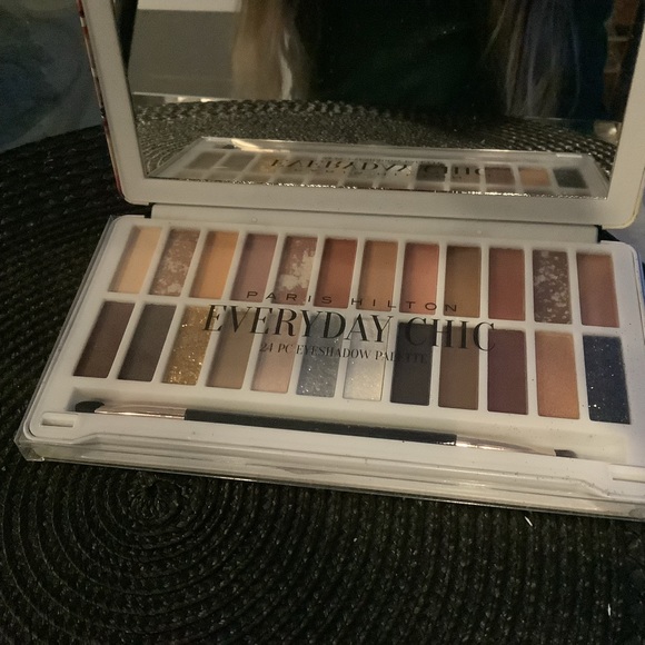 Paris Hilton Everyday Chic 24 pc. Eyeshadow Palette. - Picture 7 of 8
